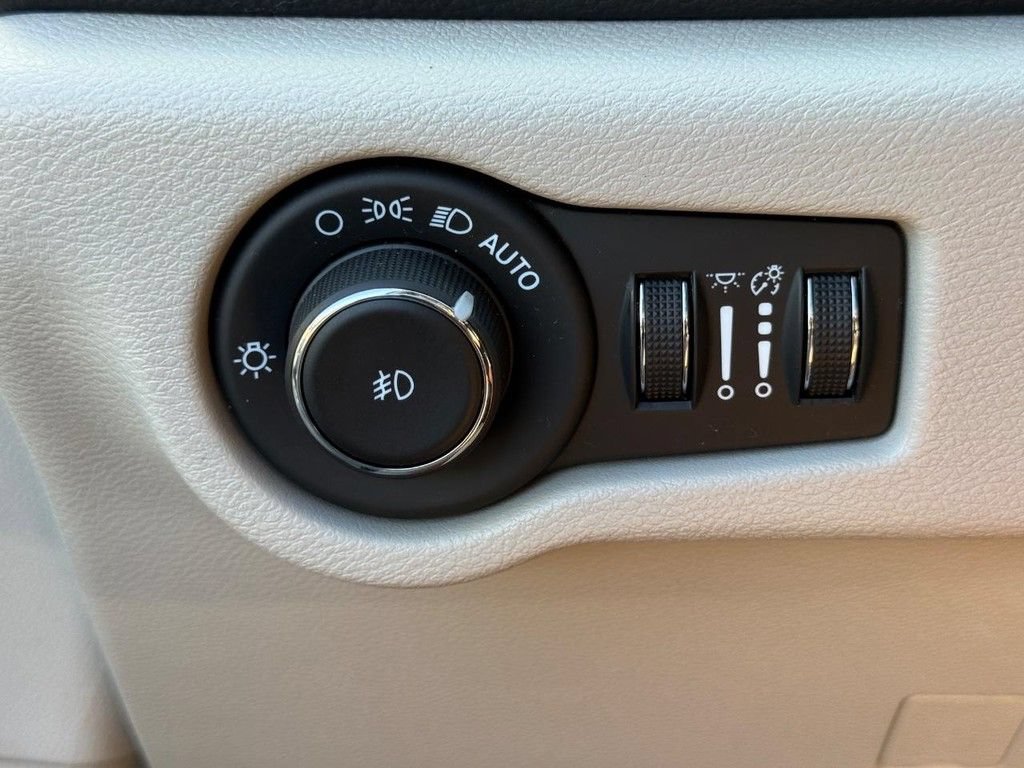Certified 2024 Chrysler Pacifica Limited FWD image 25
