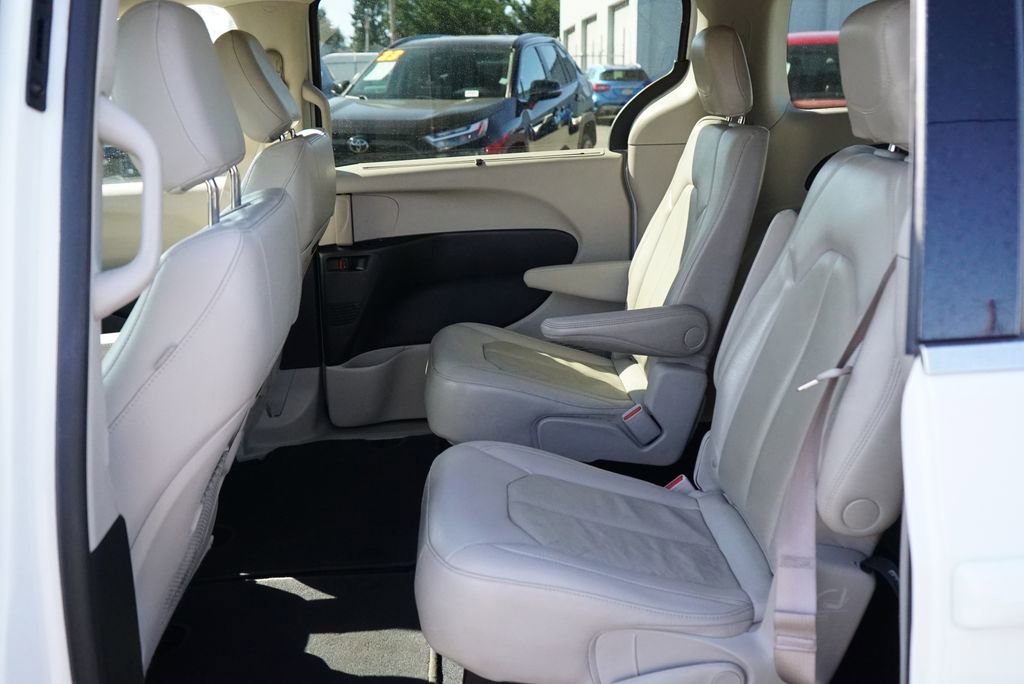 Used 2021 Chrysler Pacifica Touring-L FWD image 11