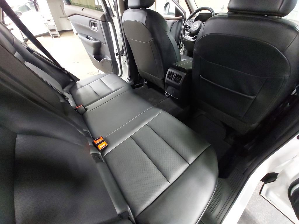 Used 2023 Nissan Rogue SV w/ SV Premium B Package image 11