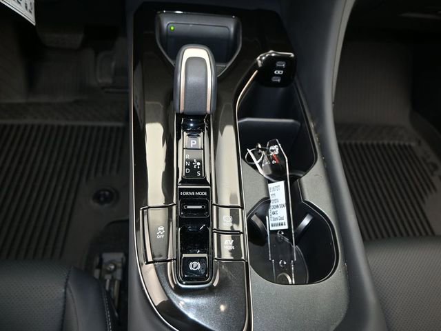 Used 2025 Toyota Crown Signia w/ Advanced Technology Package image 8