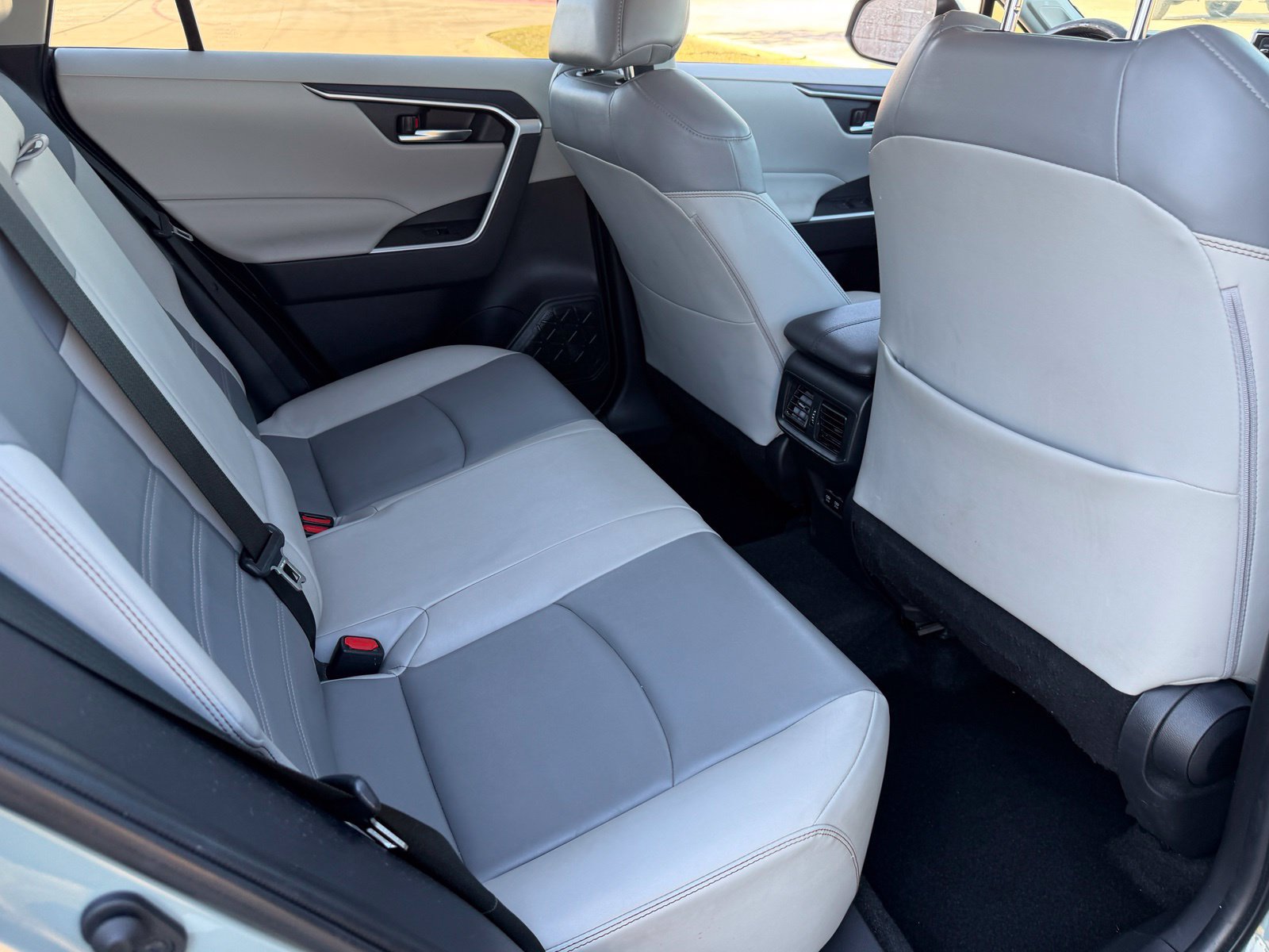 Used 2020 Toyota RAV4 XLE Premium FWD image 37