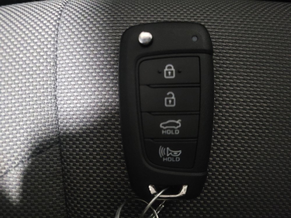 Used 2025 Hyundai Elantra SE image 32