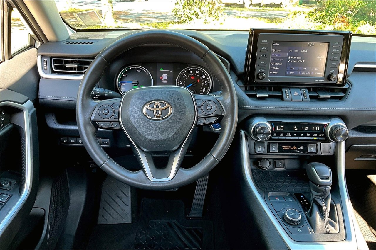 Used 2022 Toyota RAV4 XLE Premium image 8