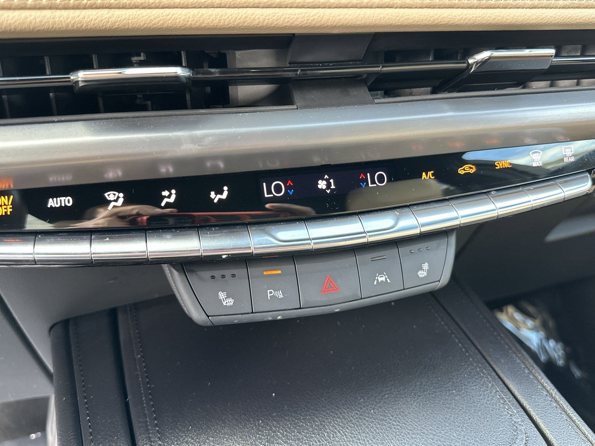 Used 2024 Cadillac XT4 Luxury w/ Cold Weather Package image 17