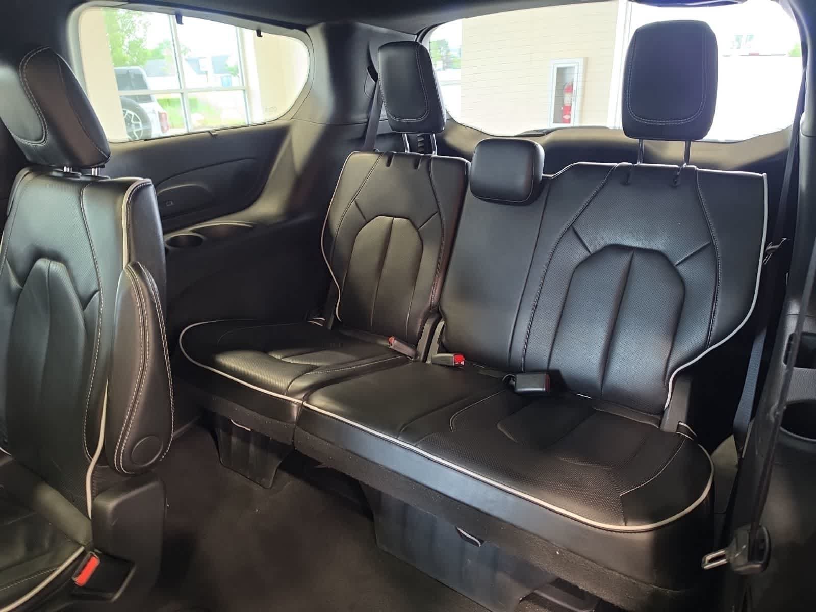 Used 2025 Chrysler Pacifica Limited FWD image 39