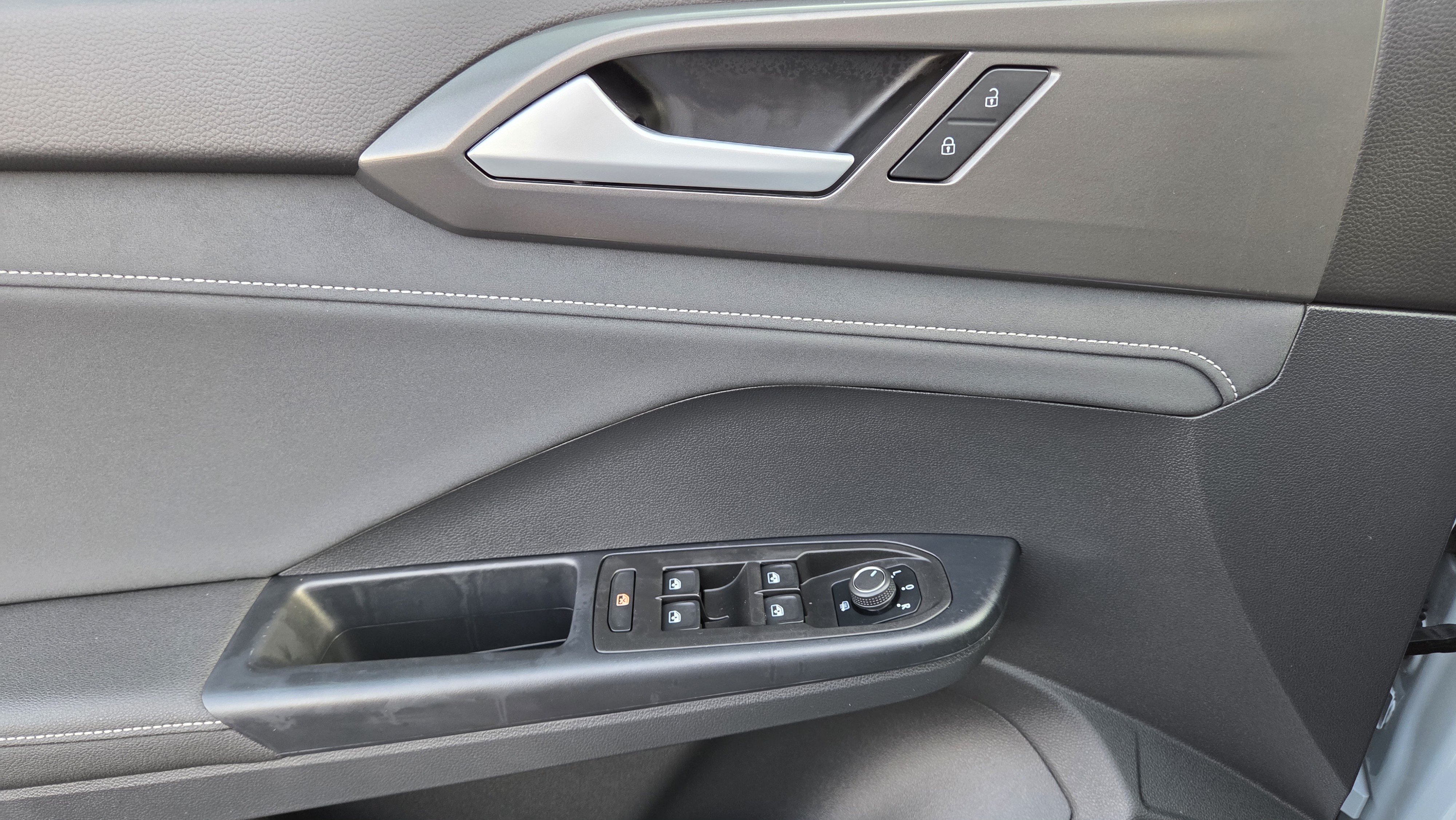 Certified 2025 Volkswagen Taos SE AWD/4WD image 14