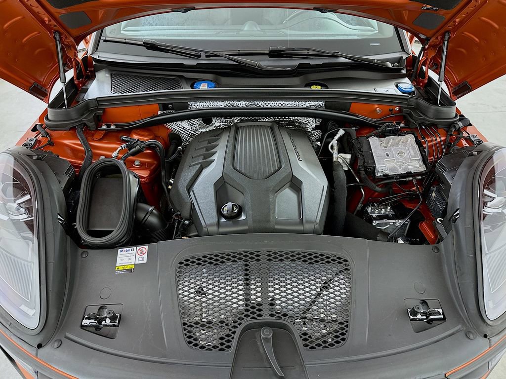 Certified 2023 Porsche Macan AWD/4WD image 32