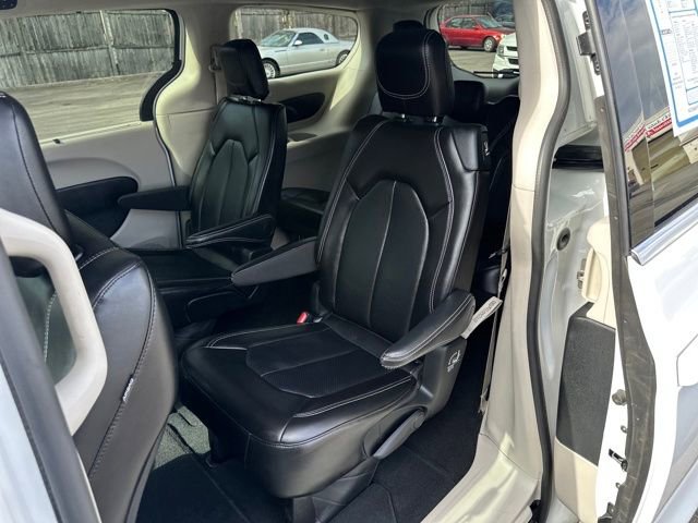Used 2024 Chrysler Pacifica Touring-L image 26