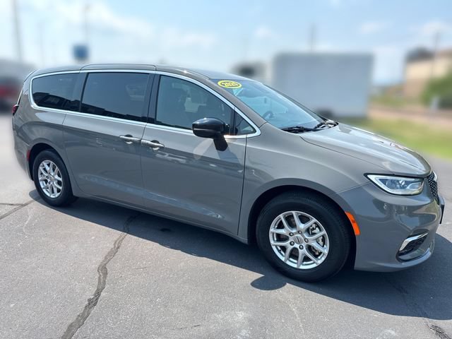 Used 2025 Chrysler Pacifica Select FWD image 7