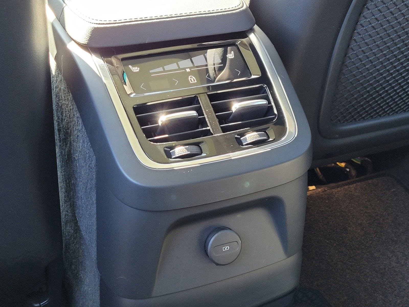 Certified 2025 Volvo XC90 T8 Plus w/ Protection Package Premier AWD/4WD image 15
