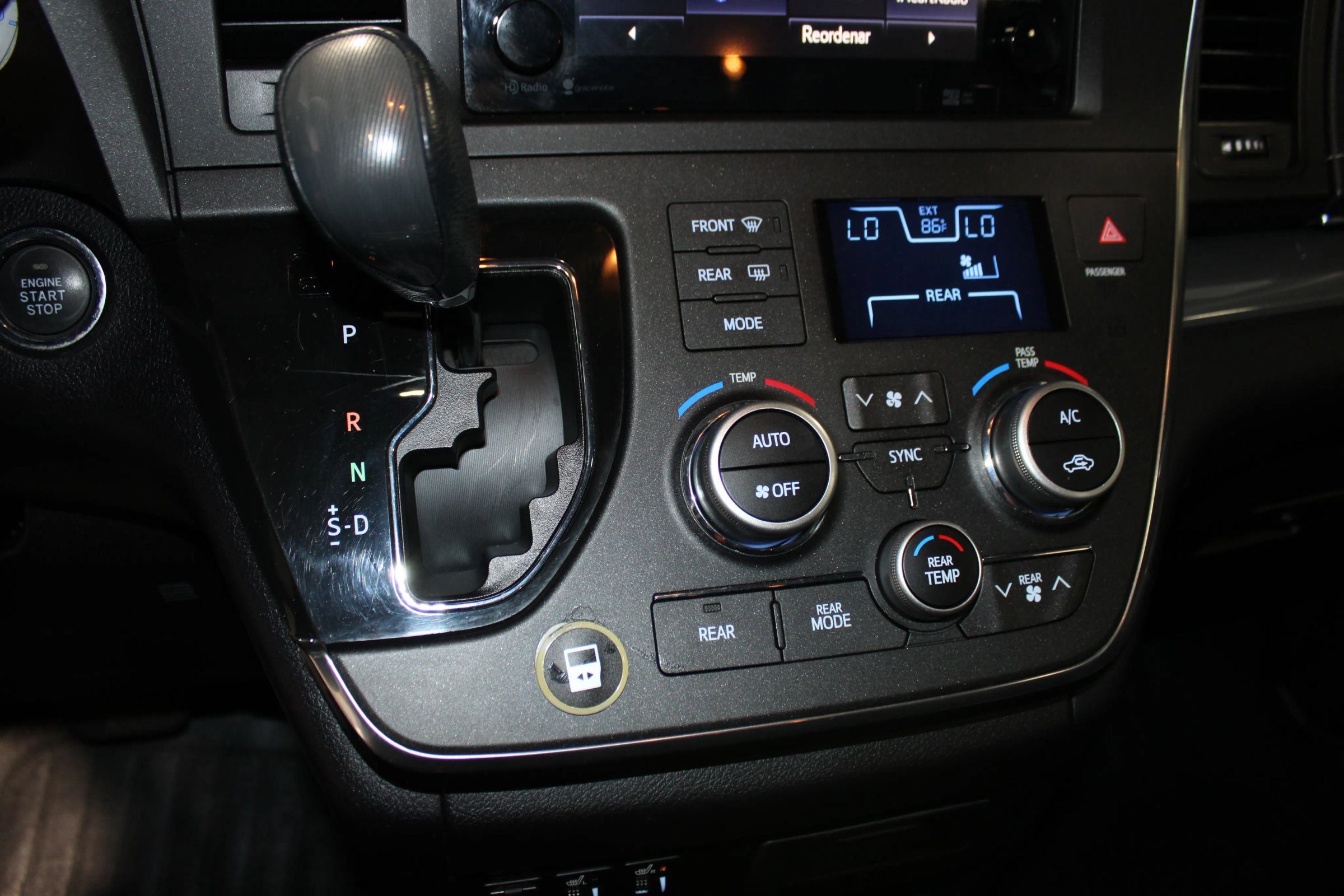 Used 2015 Toyota Sienna SE w/ SE Preferred Package FWD image 17