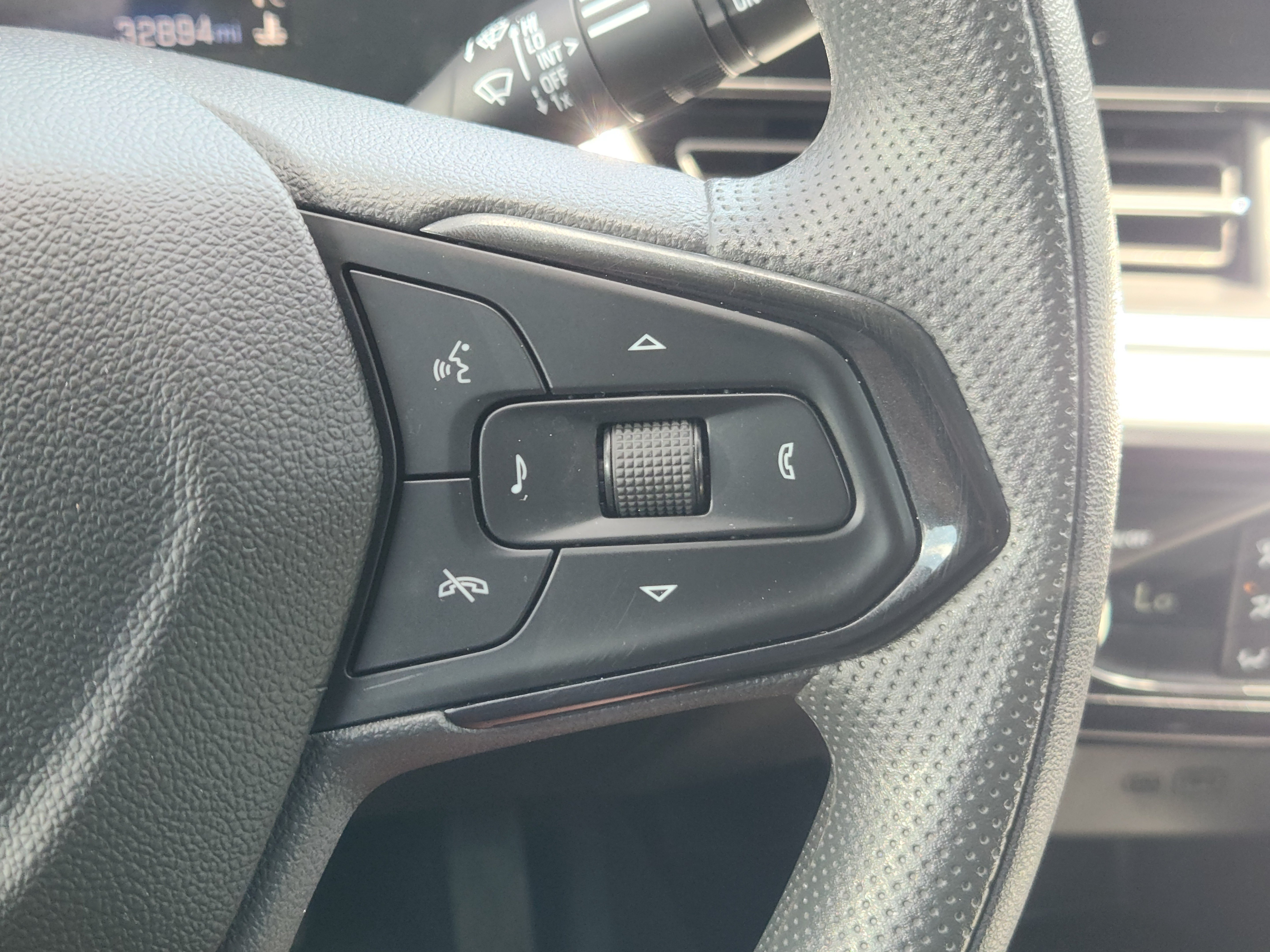 Used 2025 Chevrolet Trax LT FWD image 29