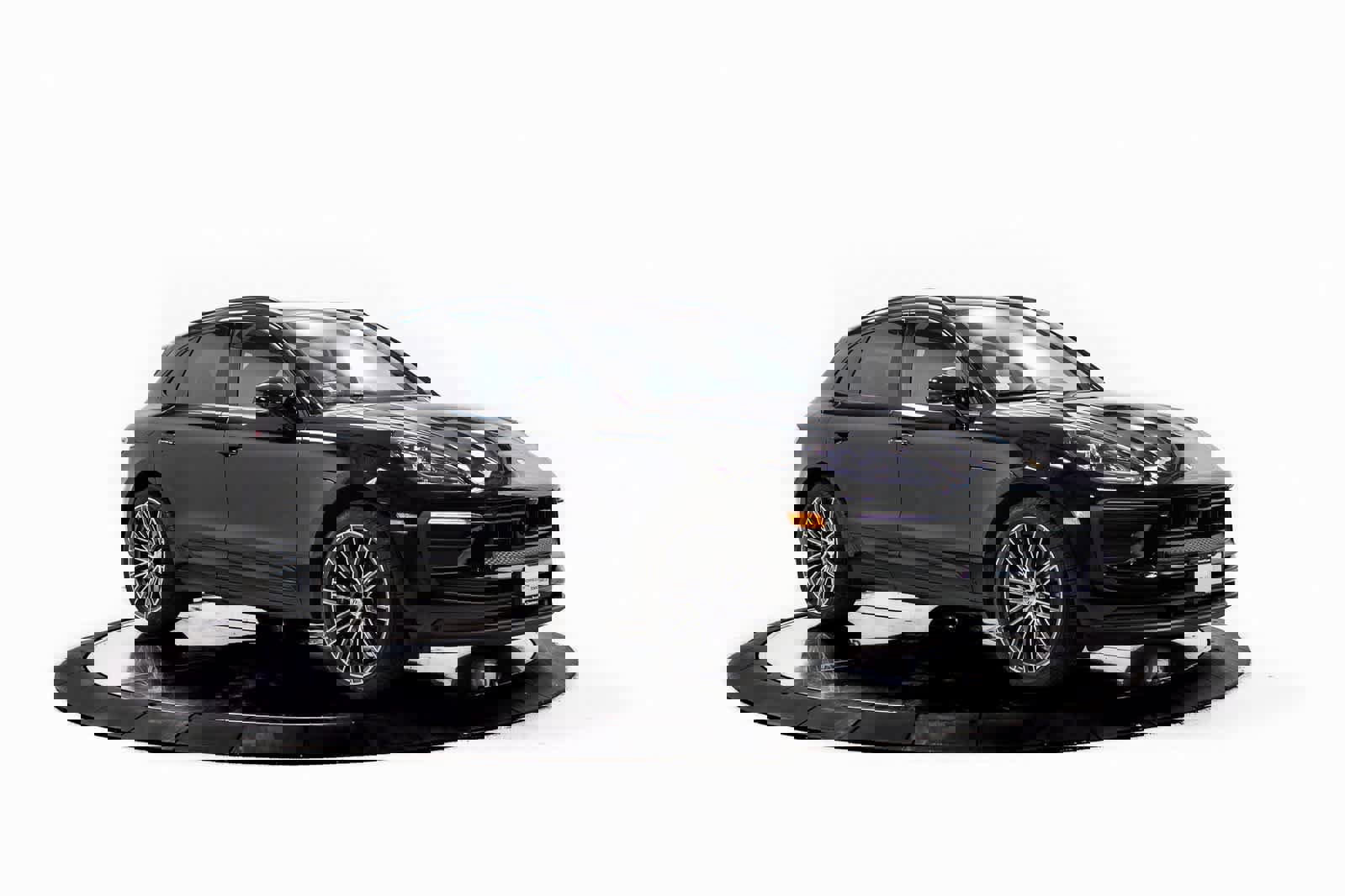 Certified 2025 Porsche Macan image 9