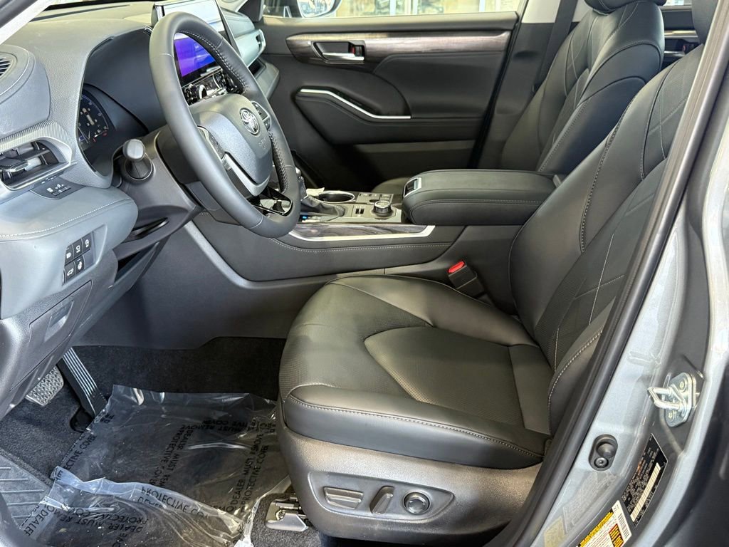 New 2026 Toyota Highlander Platinum image 16