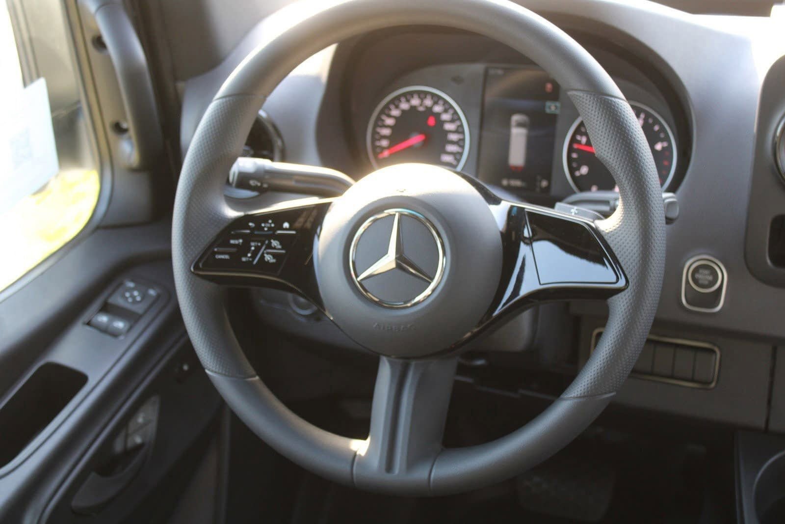 Used 2025 Mercedes-Benz Sprinter 2500 image 7