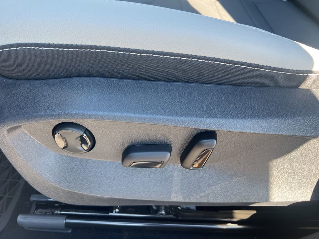 New 2025 Volkswagen Taos SE image 17