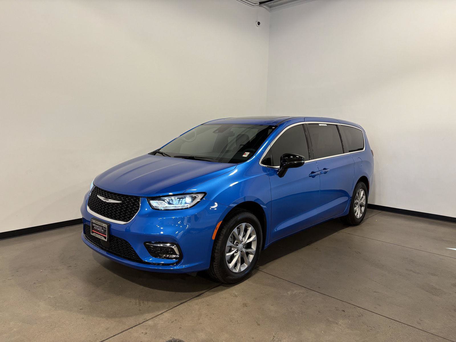 Used 2026 Chrysler Pacifica Limited AWD/4WD image 7