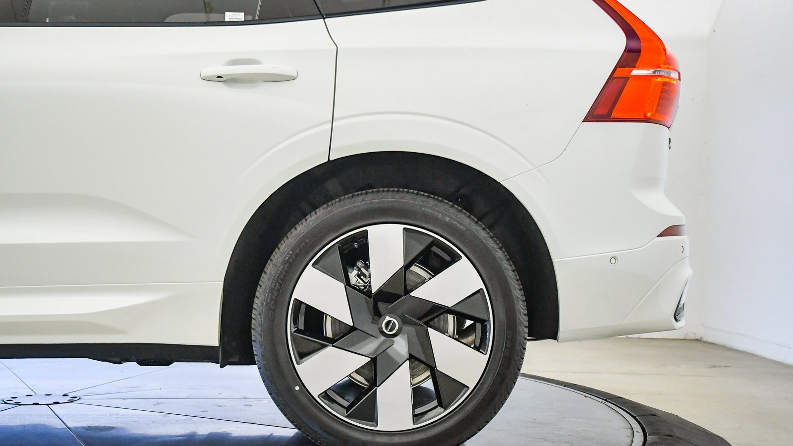 Certified 2025 Volvo XC60 T8 Plus w/ Protection Package Premier image 11