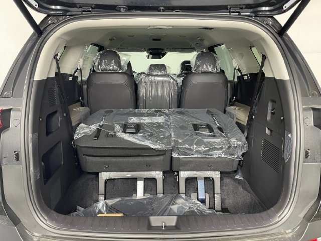New 2026 Kia Carnival EX FWD image 7