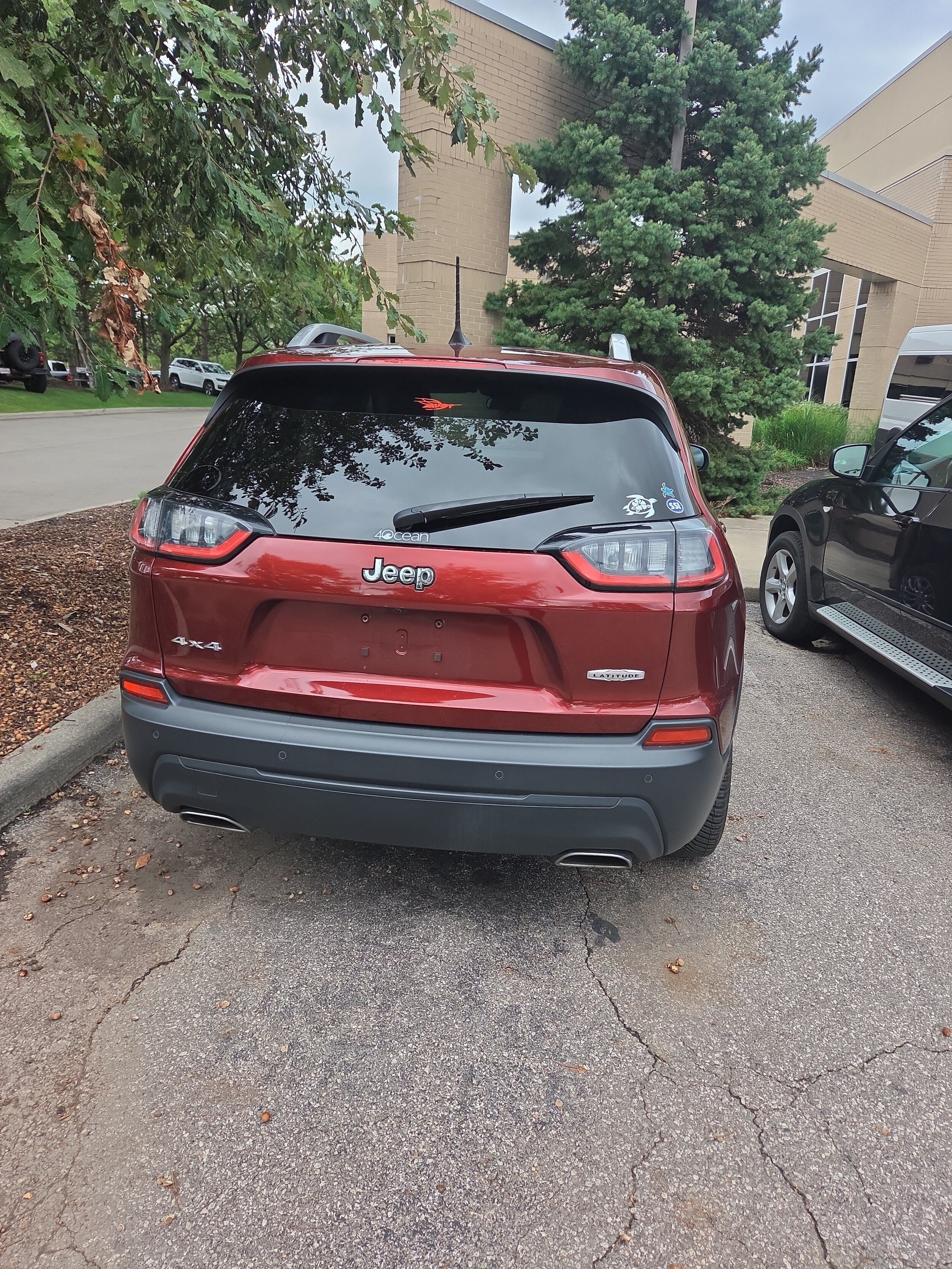 Used 2019 Jeep Cherokee Latitude Plus w/ Cold Weather Group AWD/4WD image 4
