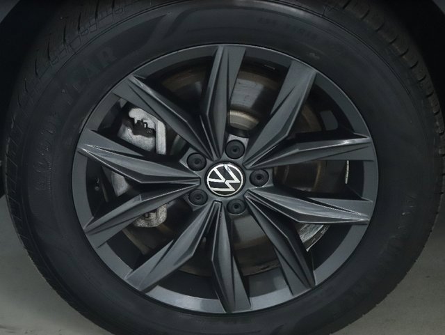 Used 2024 Volkswagen Tiguan SE image 37