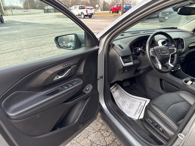 Used 2024 GMC Terrain SLT image 9