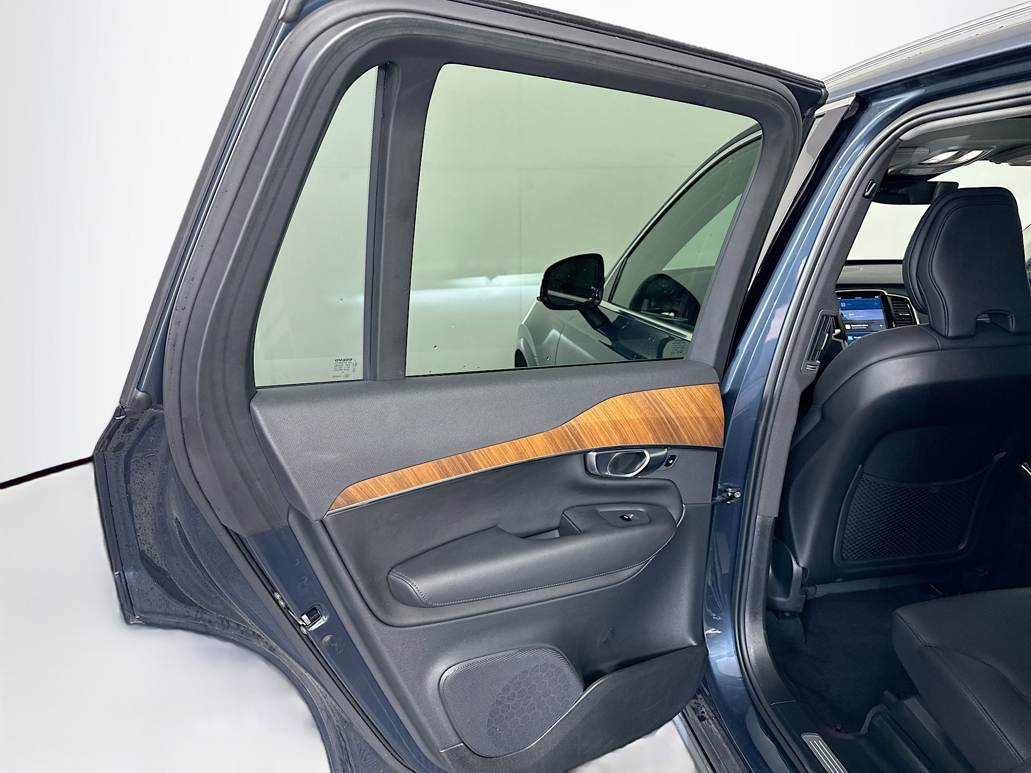 Used 2023 Volvo XC90 B6 Plus image 26