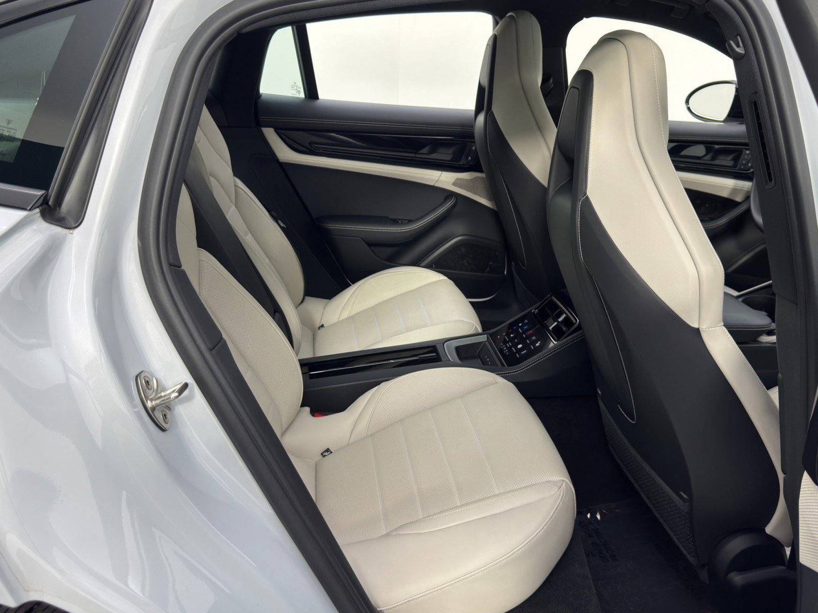 Used 2024 Porsche Panamera 4 w/ Premium Package image 44