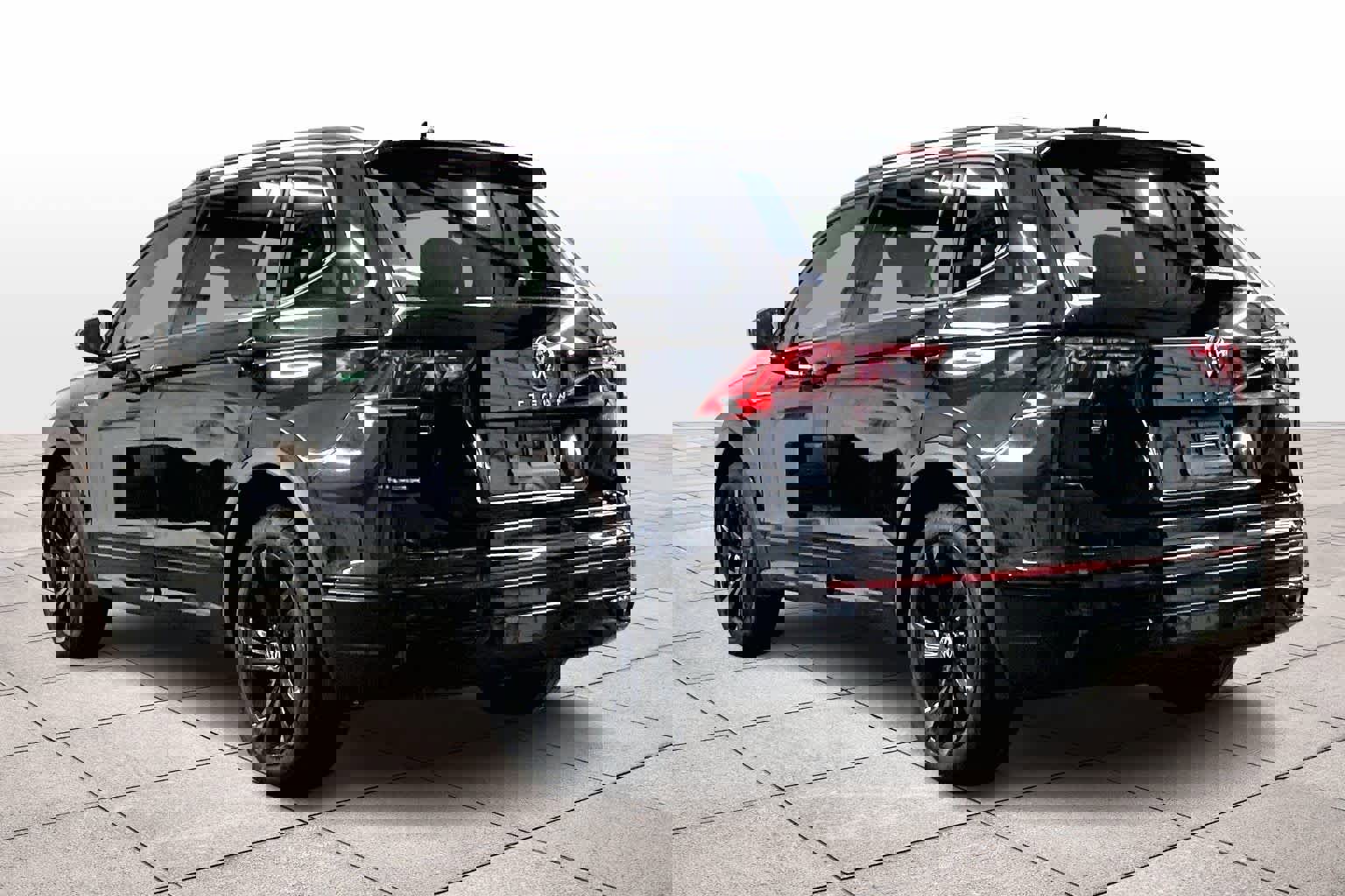 Used 2024 Volkswagen Tiguan SE R-Line image 15