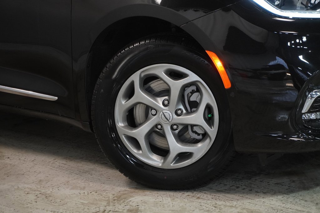 New 2023 Chrysler Pacifica Limited w/ Uconnect Theater Family Group image 4