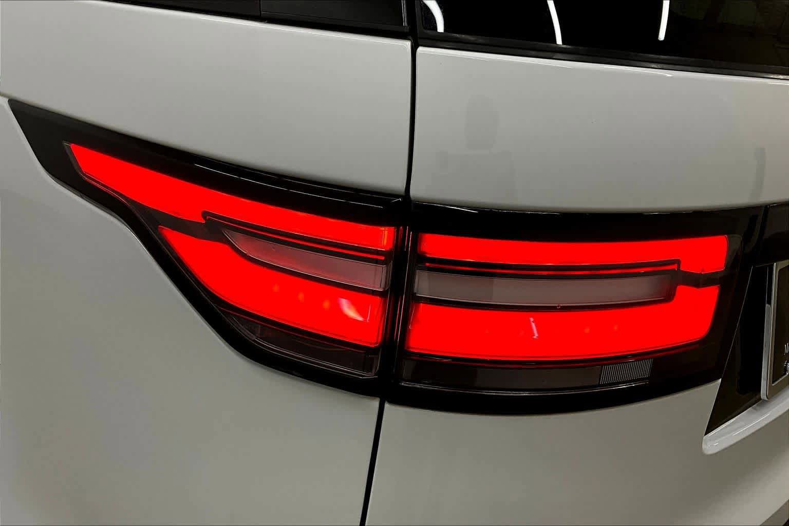 Used 2020 Land Rover Discovery HSE image 29