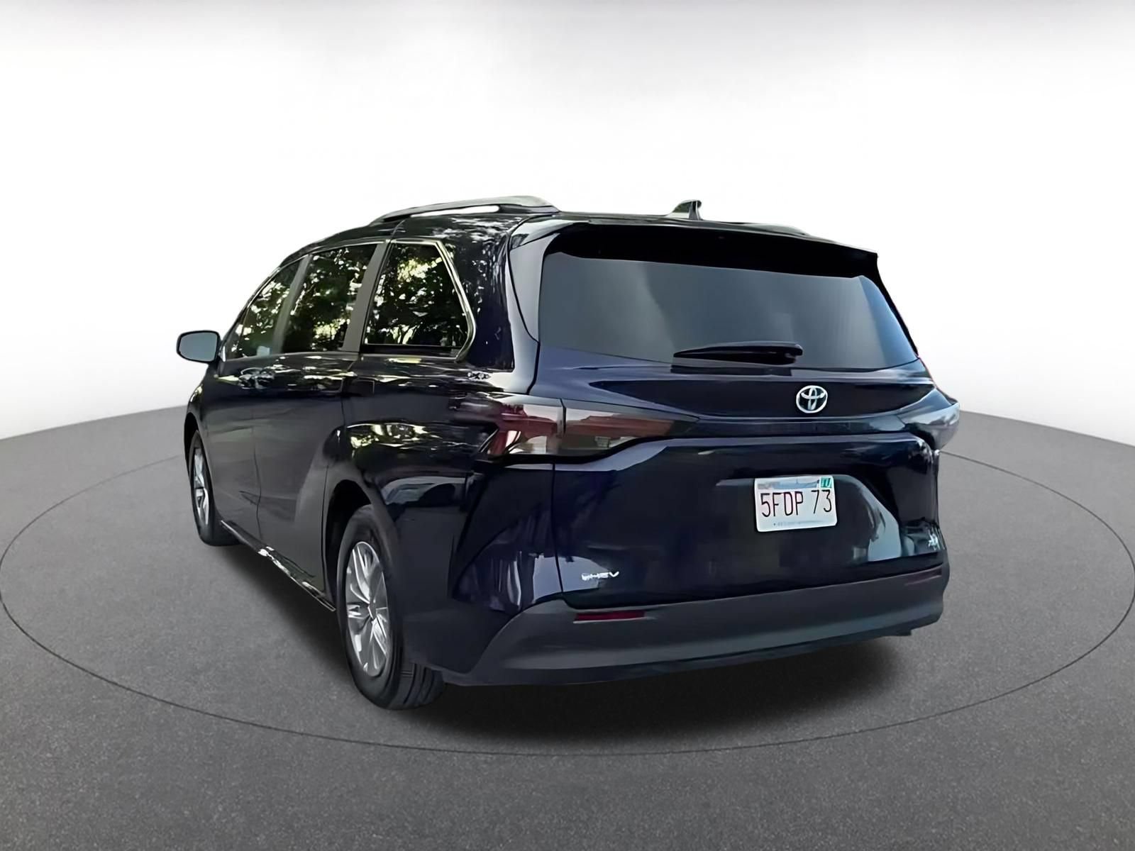 Used 2025 Toyota Sienna XLE FWD image 10