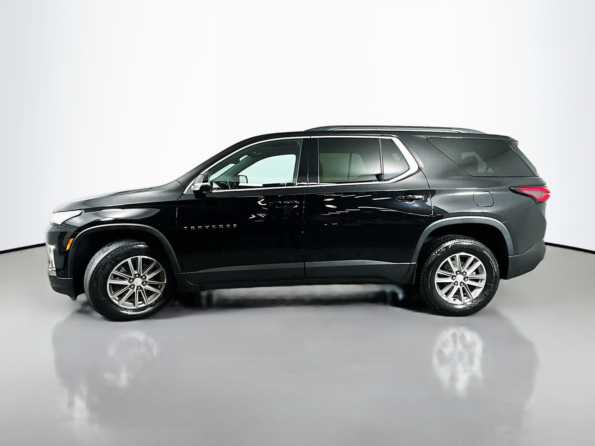 Used 2023 Chevrolet Traverse LT w/ Rear Camera Mirror Package AWD/4WD image 4