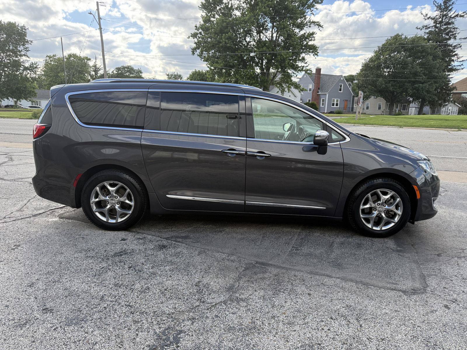 Used 2019 Chrysler Pacifica Limited FWD image 4