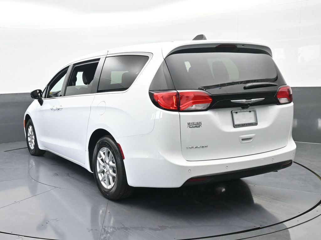 Used 2026 Chrysler Voyager LX image 4
