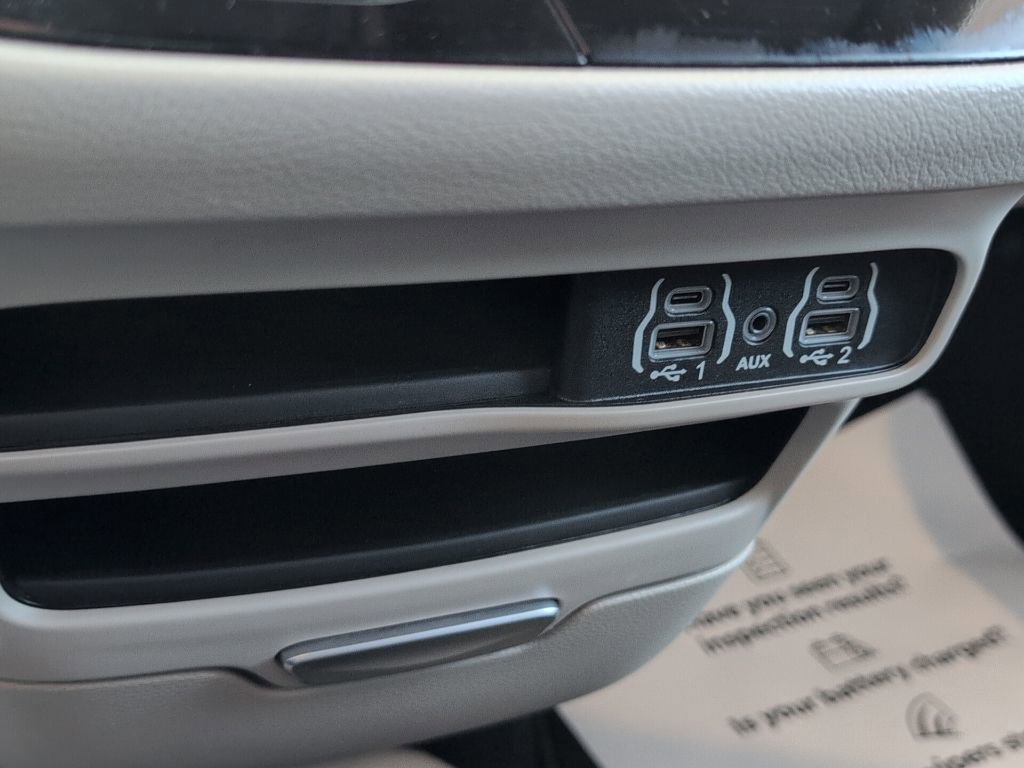 Used 2024 Chrysler Pacifica Touring-L image 36