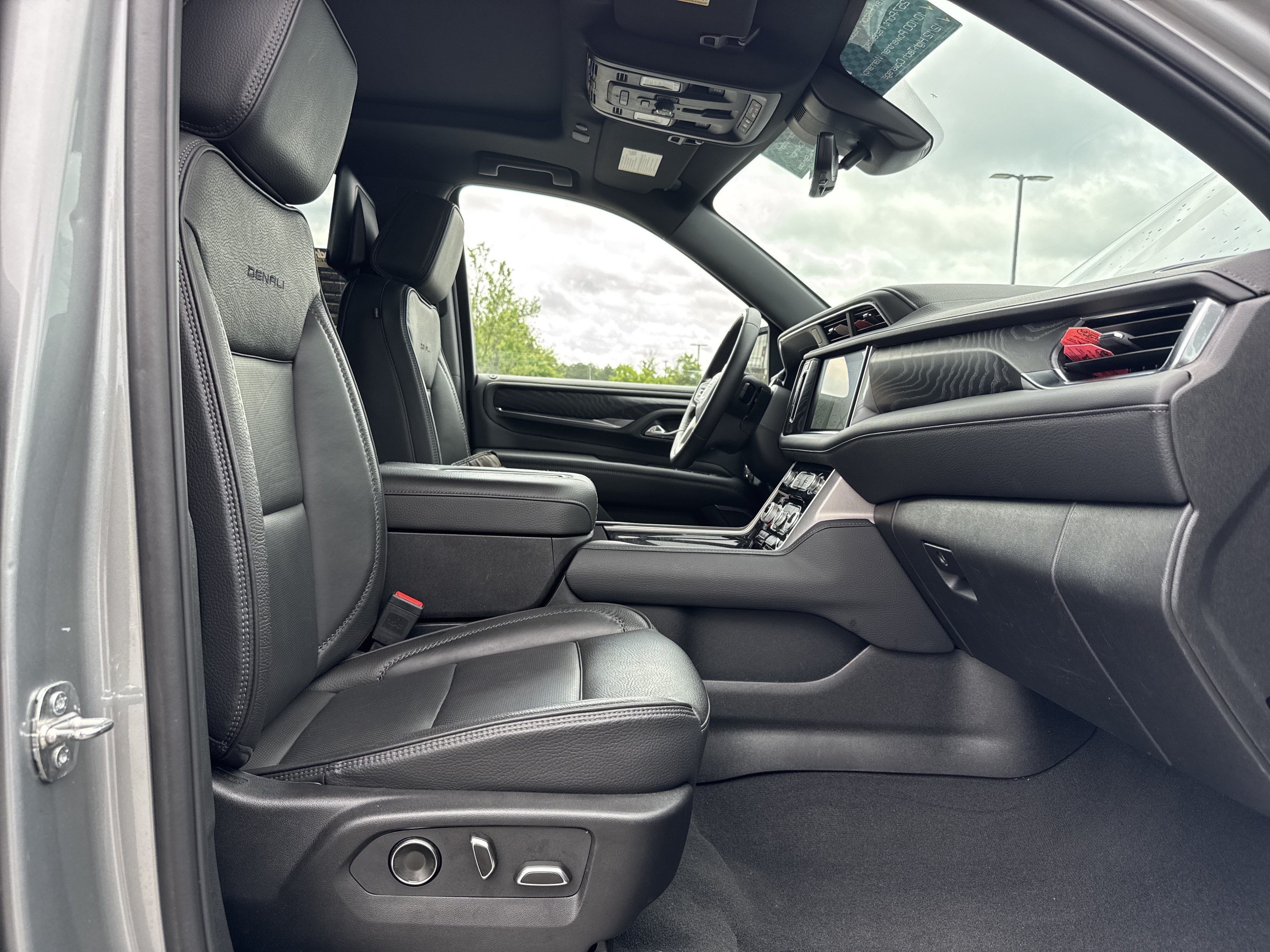 Used 2024 GMC Yukon XL Denali w/ Denali Reserve Package AWD/4WD image 35