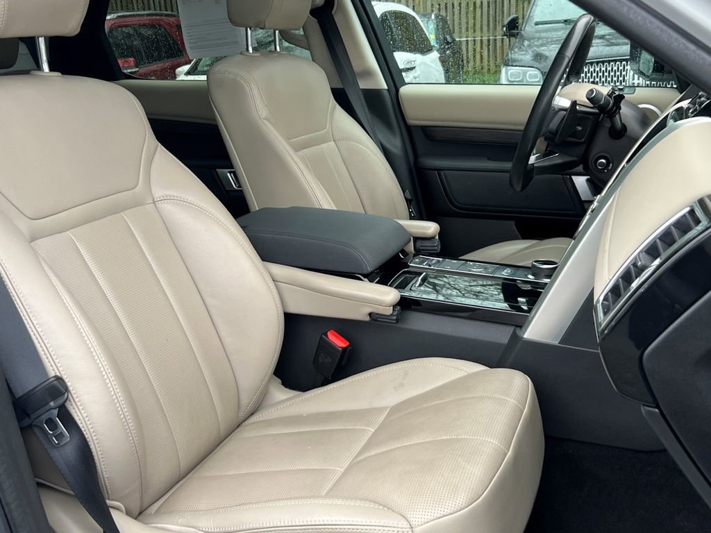 Used 2019 Land Rover Discovery HSE image 14