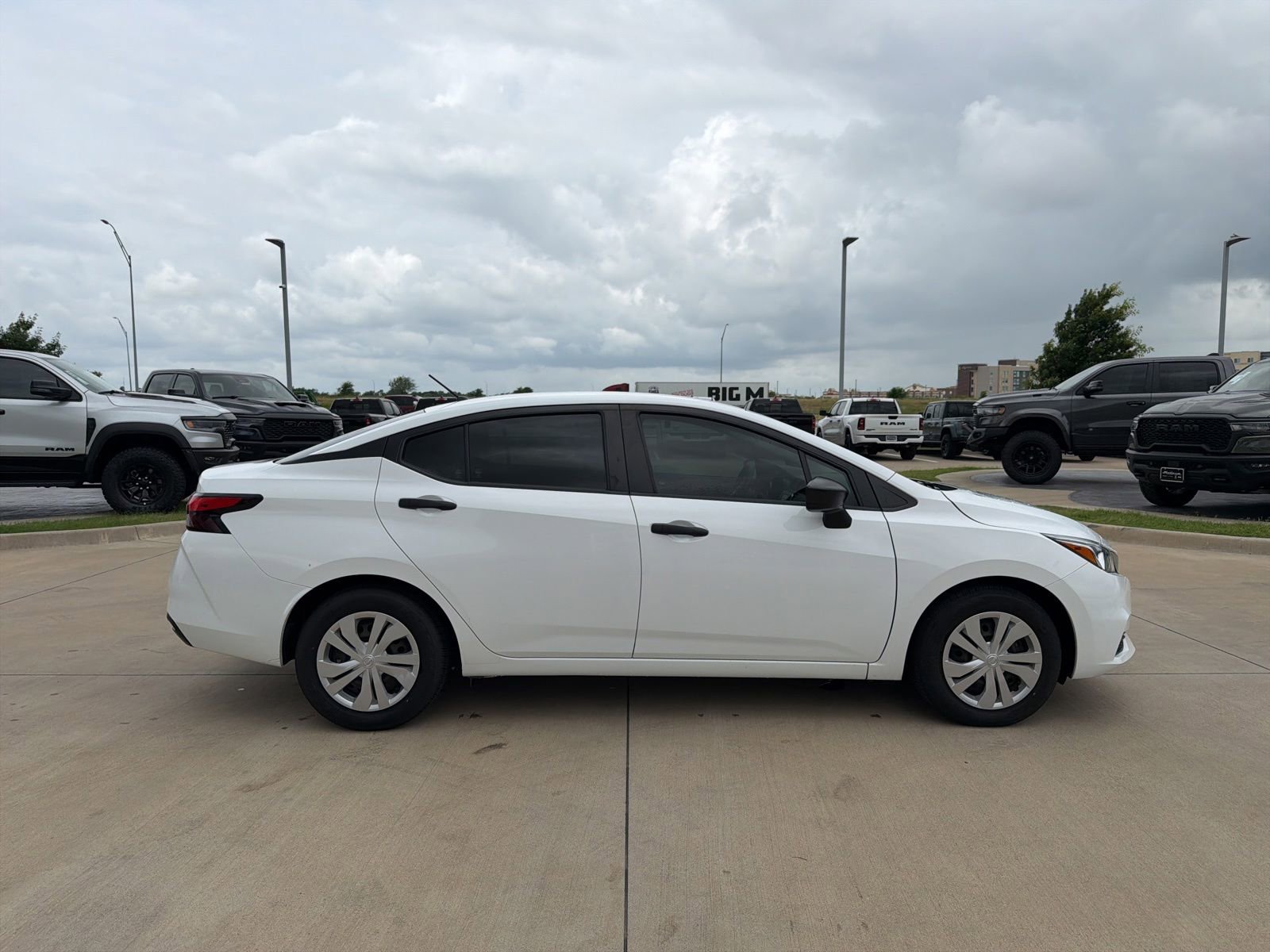 Used 2022 Nissan Versa S FWD image 6