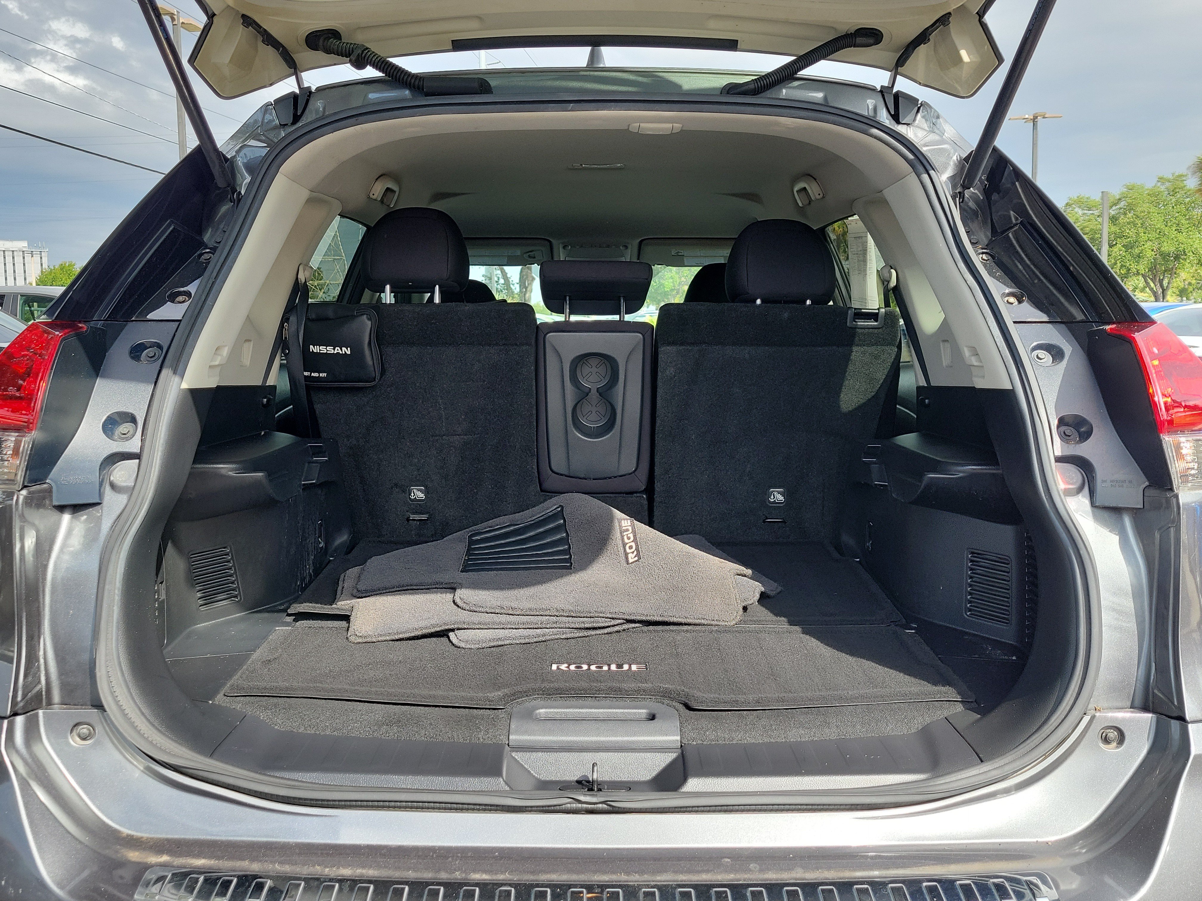 Used 2019 Nissan Rogue S w/ Special Edition Package FWD image 10