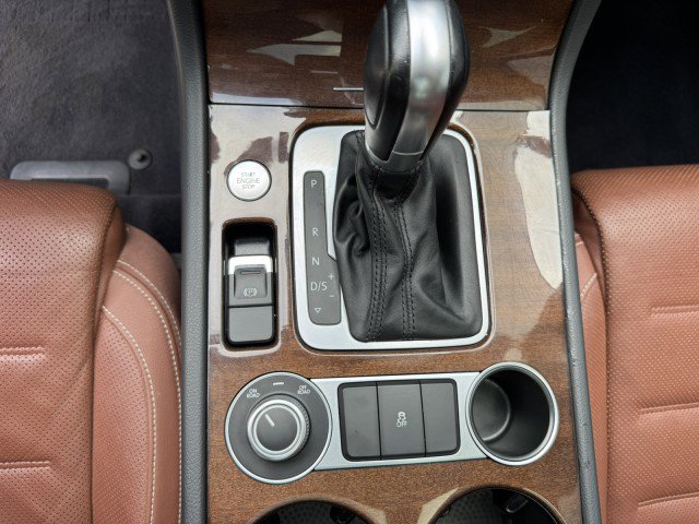 Used 2016 Volkswagen Touareg Sport AWD/4WD image 27