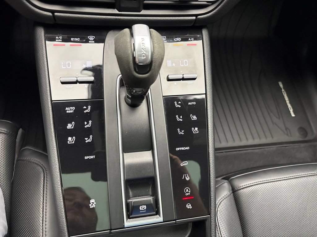 Certified 2023 Porsche Macan AWD/4WD image 34