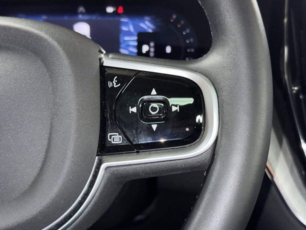 Used 2025 Volvo XC60 B5 Plus image 30