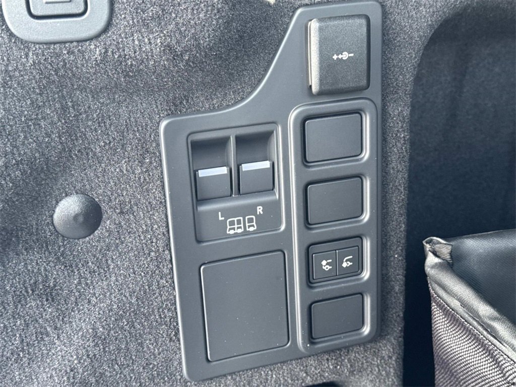 New 2026 Land Rover Discovery S image 7