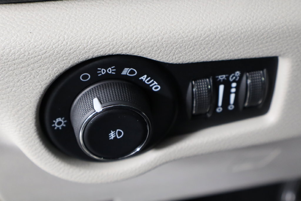 Used 2023 Chrysler Pacifica Limited FWD image 23