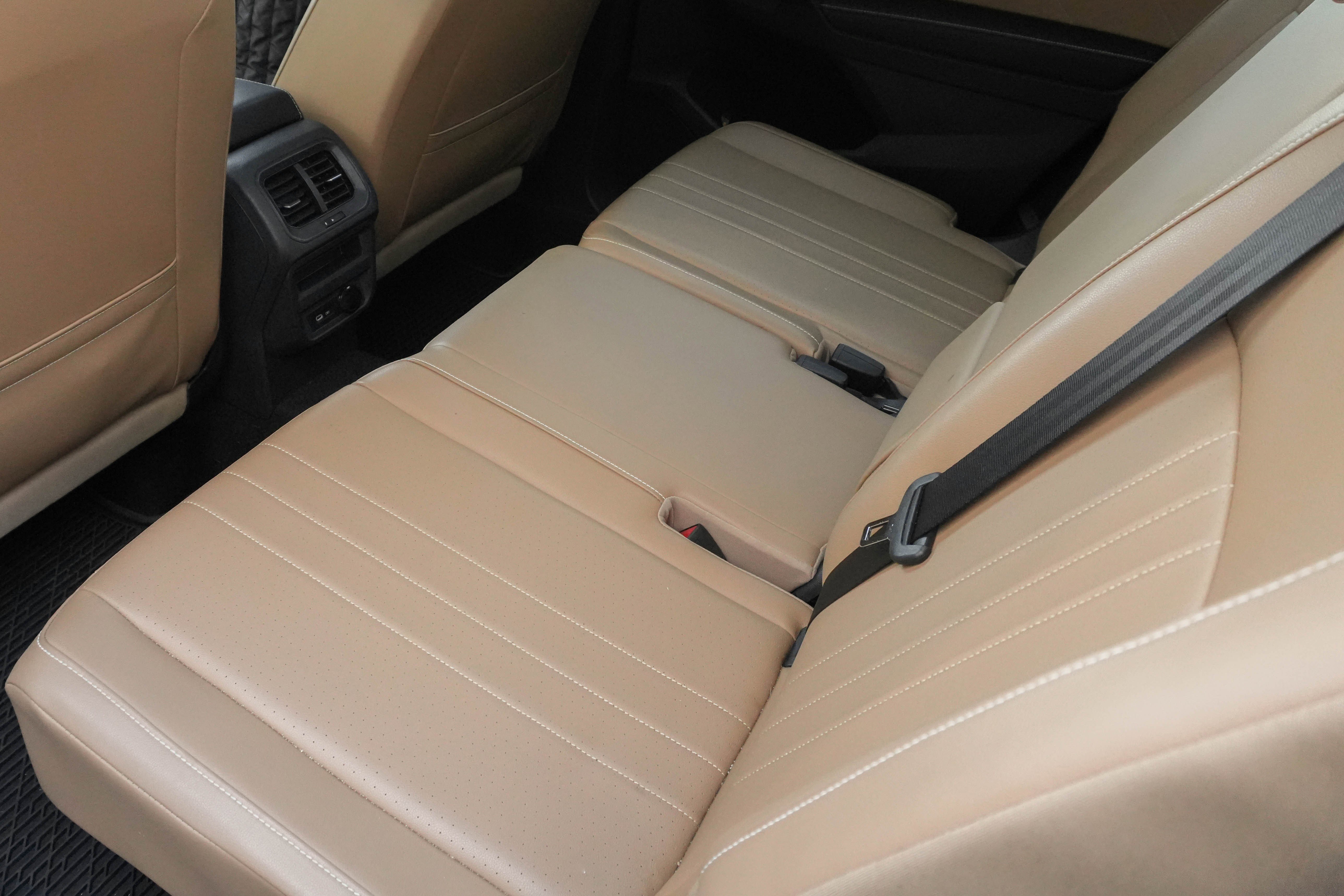 Used 2024 Volkswagen Tiguan SE R-Line image 32