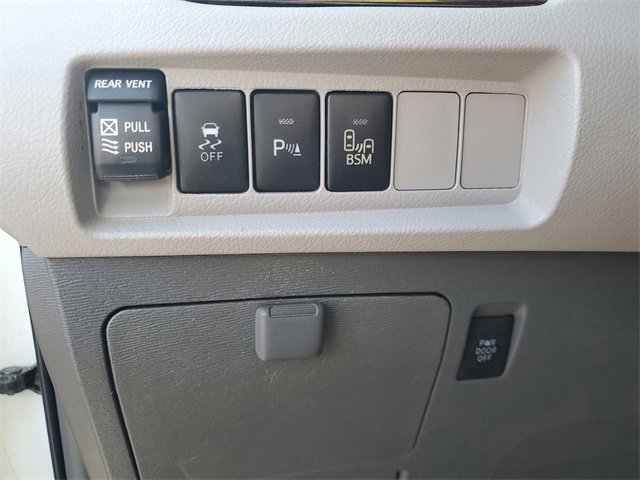 Used 2016 Toyota Sienna XLE Premium image 9