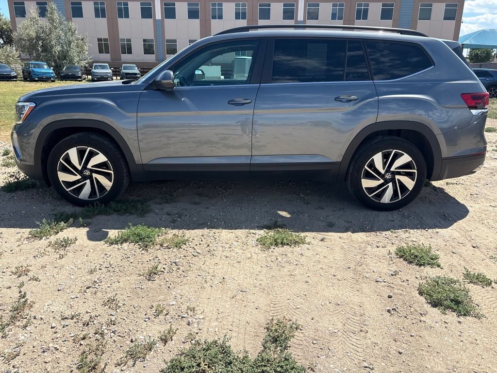Used 2024 Volkswagen Atlas SE AWD/4WD image 2