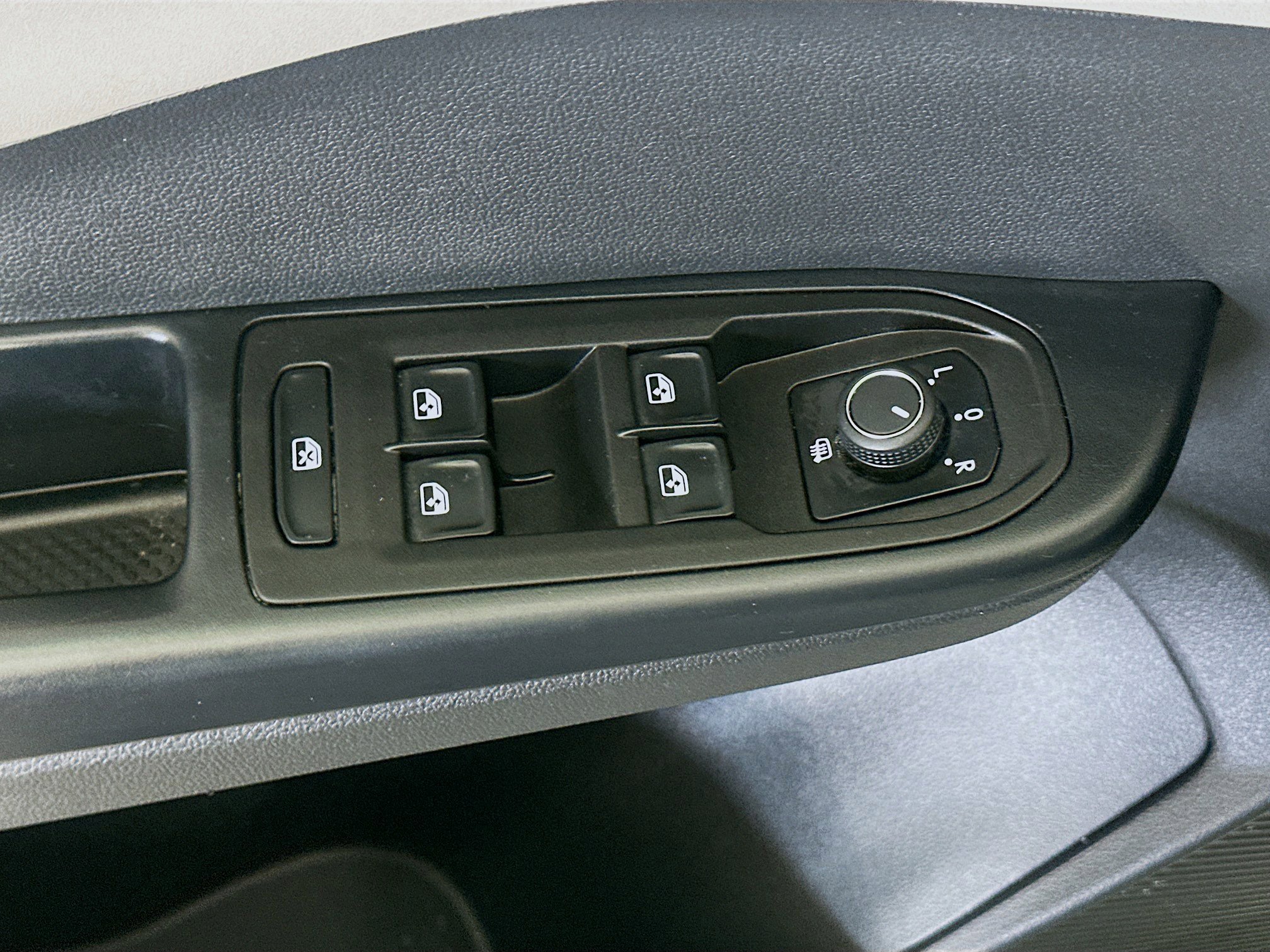 Used 2025 Volkswagen Taos SE FWD image 15