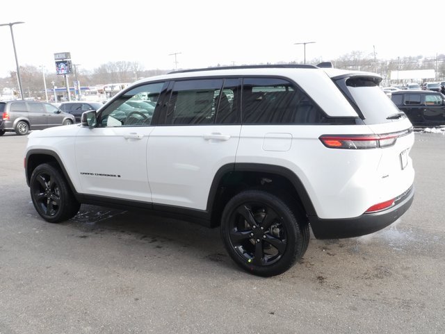 New 2025 Jeep Grand Cherokee Altitude image 8